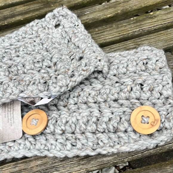 Handmade crochet scarf. Adding a hat in a similar color - Picture 4 of 7